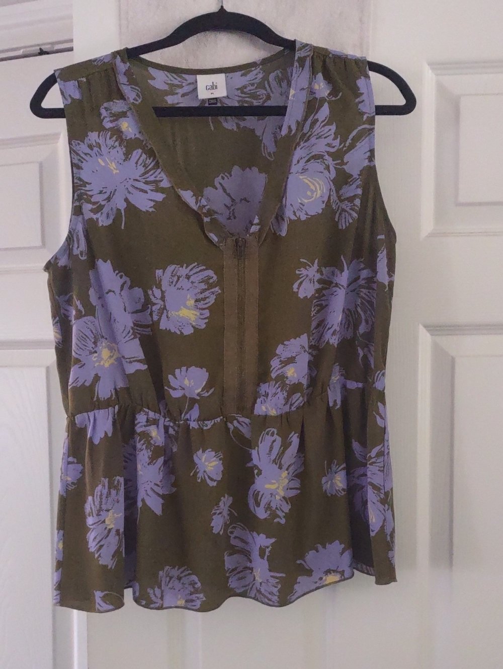 CAbi Olive & Lavender Floral Sleeveless Zip-Front Tank Size Medium EUC